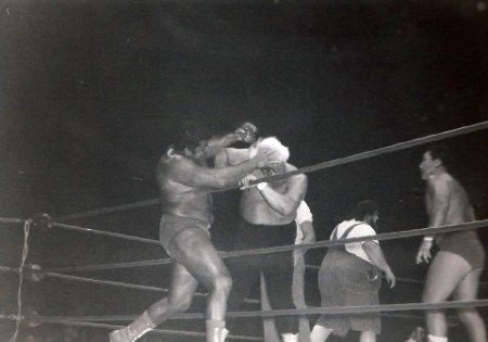Pedro Morales has Collins on the ropes