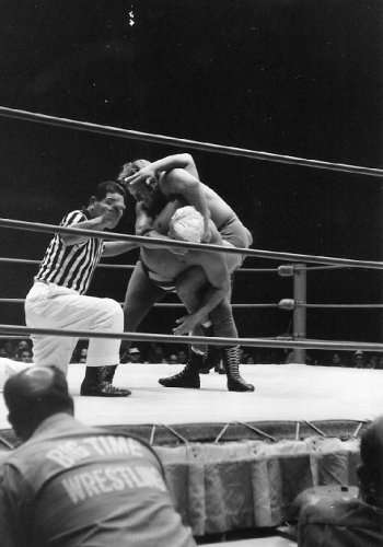 Nick Bockwinkel applies the abdominal  
strech on Collins to win the second fall