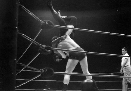 Kiniski body slams Iaukea