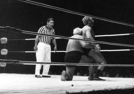 Ripper Collins gives Bobby Shane the Atomi Drop