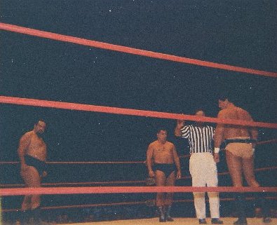 Johnny Barend in the ring as Iaukea & Hady watch