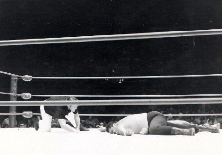 Iaukea pins Morales
