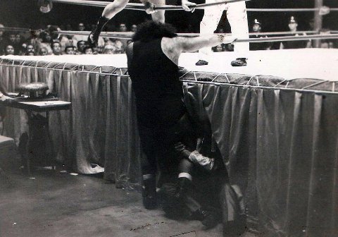 Weasel holds Link from under the ring