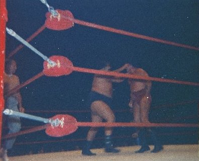Iaukea attacks Barend
